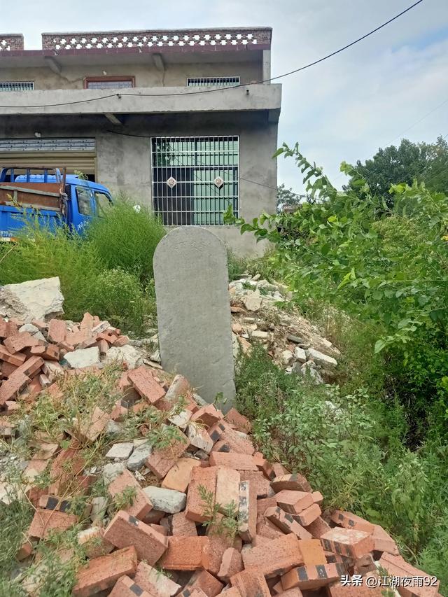 南阳农村发现一块清代的胡氏宗派碑，记载了胡姓的起源和辉煌历史